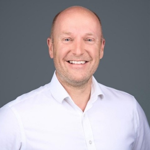 Jonathan Brewer, socio fundador